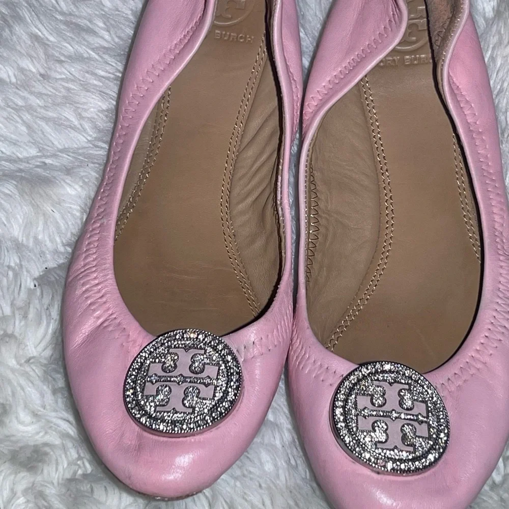 Tory Burch women’s pink rhinestone logo flat shoes size 6.5